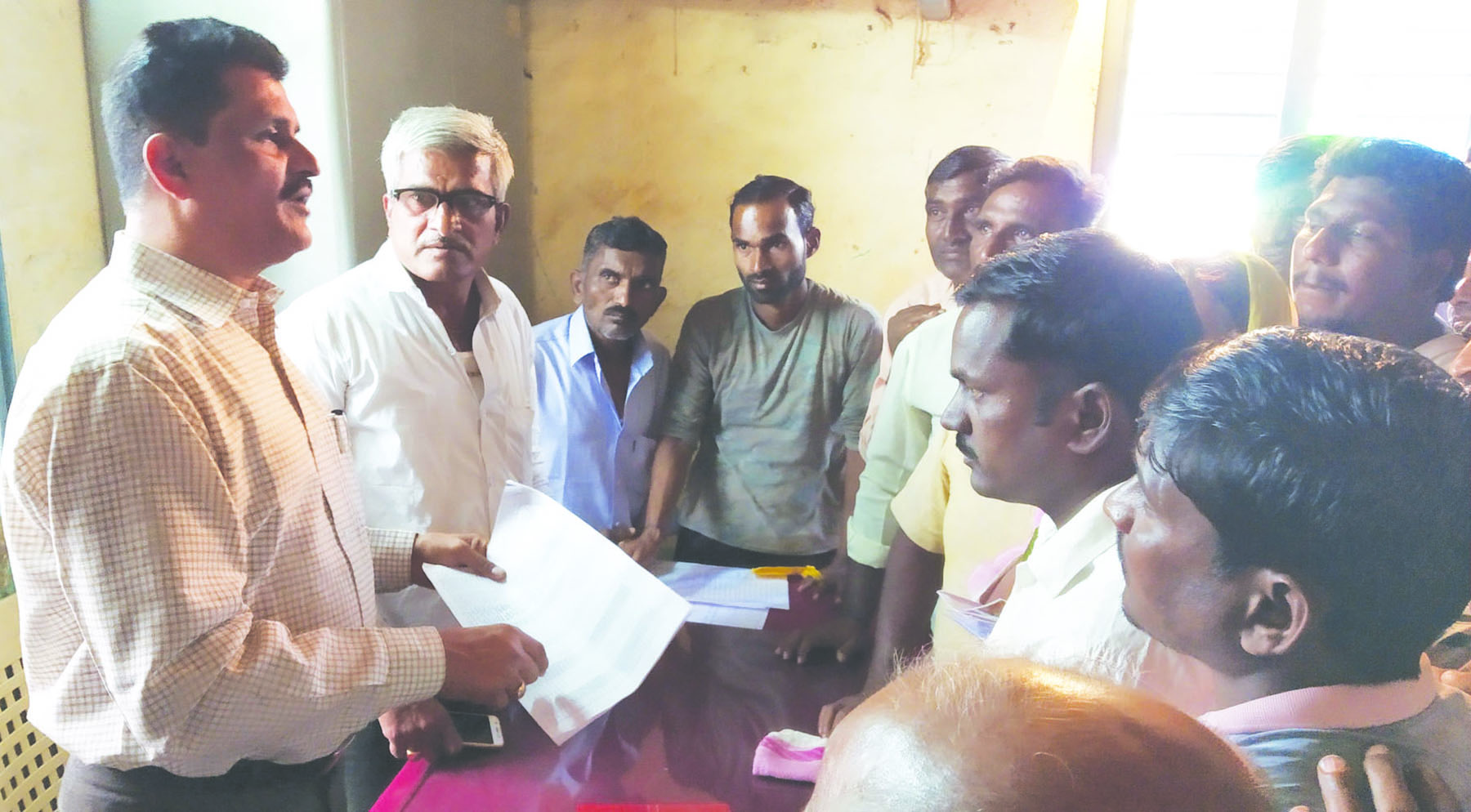 ಸಂಬರಗಿ: ಅಧಿಕಾರಿಗಳು ರಸ್ತೆ ಕಾಮಗಾರಿ ಪರಿಶೀಲನೆ 