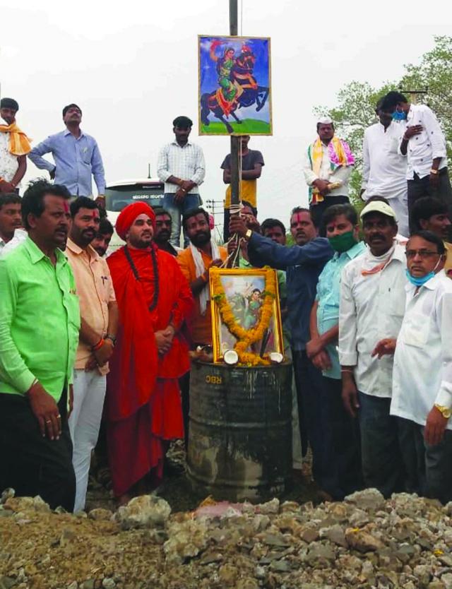 ಪಂಚಮಸಾಲಿ ಗುರುಪೀಠದ ಶ್ರೀಗಳಿಂದ ಚೆನ್ನಮ್ಮ ವೃತ್ತ ಮರುಸ್ಥಾಪನೆ