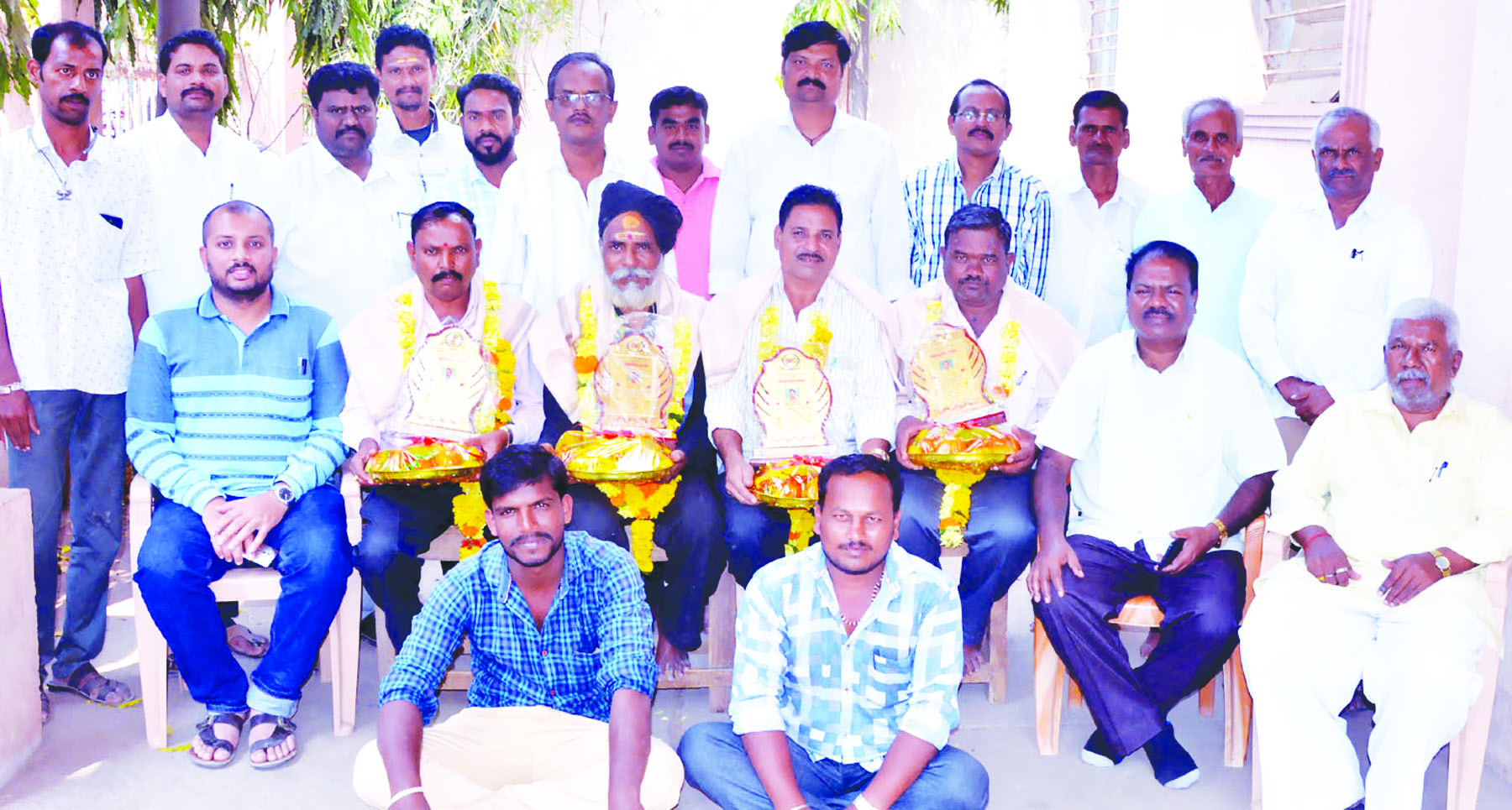 ನಿವೃತ್ತಿ ಹೊಂದಿದ ಲೈನಮನ್ಗಳು ಮಾದರಿಯಾಗಿ ಕೆಲಸ ನಿರ್ವಹಿಸಿದ್ದಾರೆ