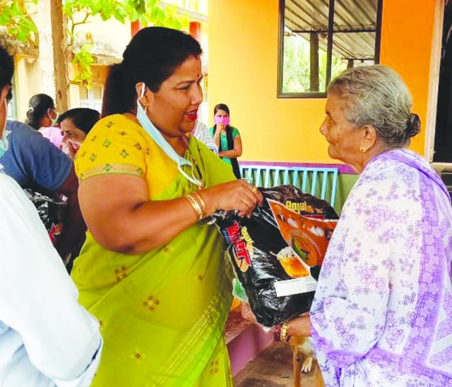 ಬಡವರಿಗೆ ಅಕ್ಕಿ ಇತರೆ ಸಾಮಾಗ್ರಿ ವಿತರಣೆ