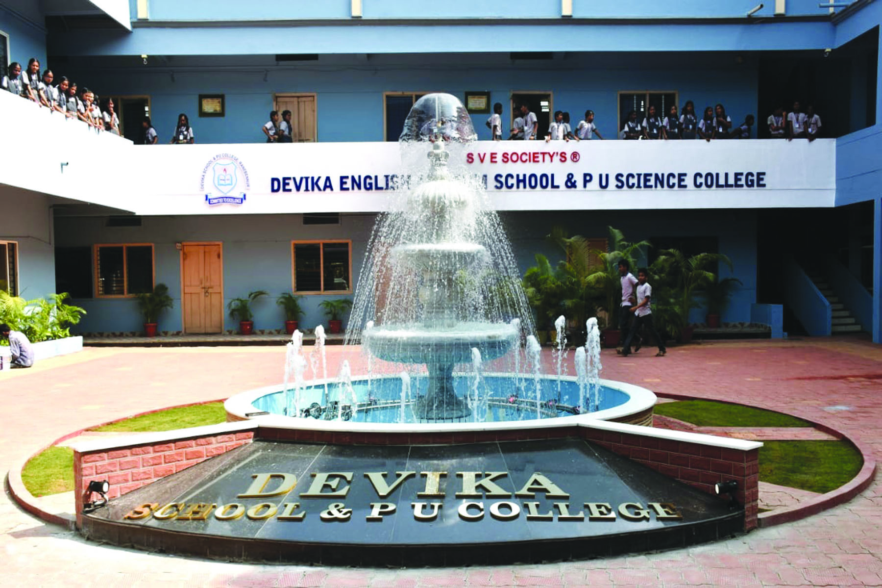 ಶಿಕ್ಷಣ ಸಾಧನೆ ಮೇರೆಯುತ್ತಿರುವ ದೇವಿಕಾ ಆಂಗ್ಲ, ಕನ್ನಡ ಮಾಧ್ಯಮ ಶಾಲೆ