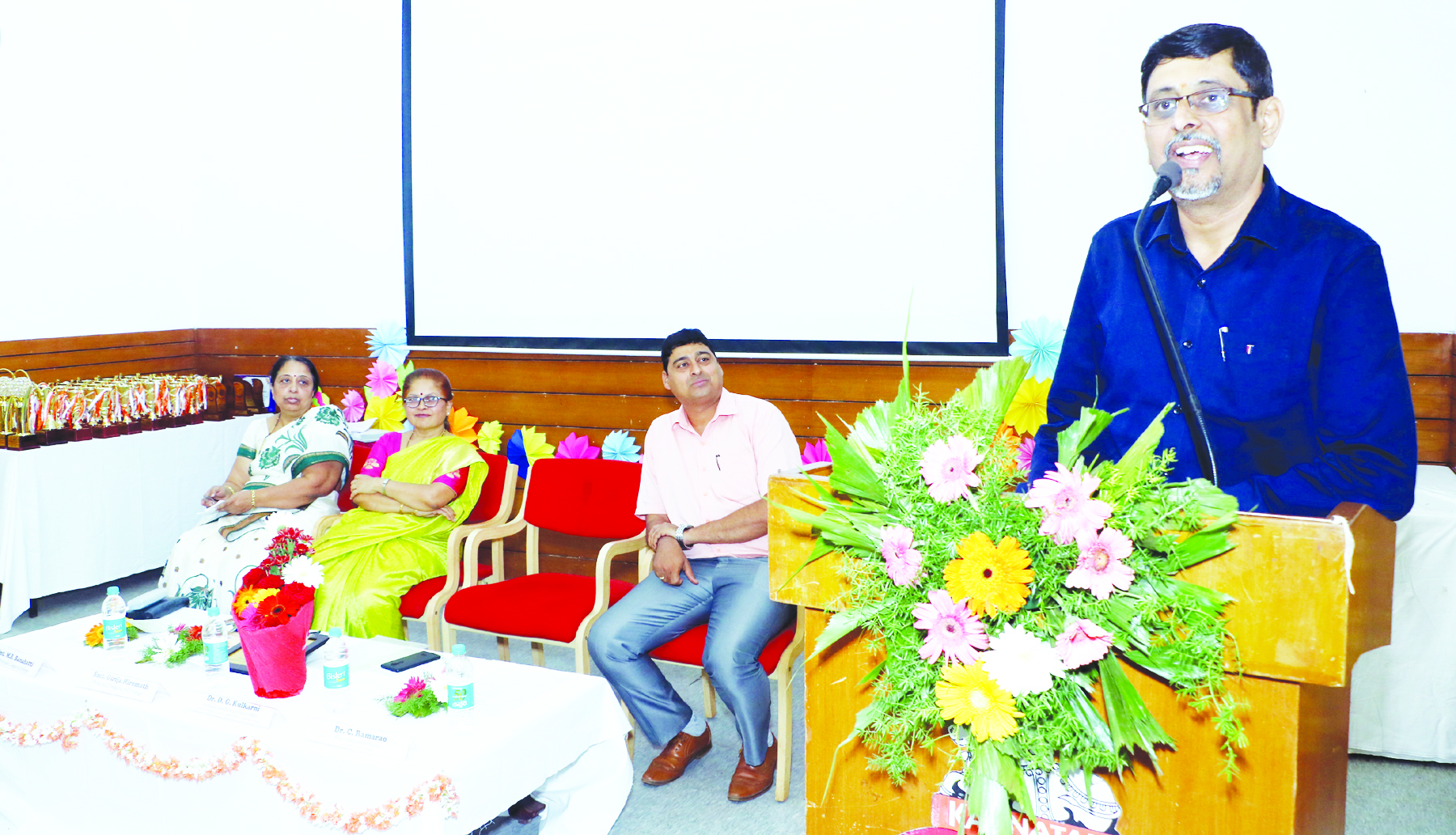 ಗದಗ: ಅಮಿಷಕ್ಕೊಳಗಾಗದೇ ನಿಭರ್ೀತರಾಗಿ ಮತ ಚಲಾಯಿಸಿ:  ಜಿಲ್ಲಾಧಿಕಾರಿ  ಹಿರೇಮಠ ಹೇಳಿಕೆ 