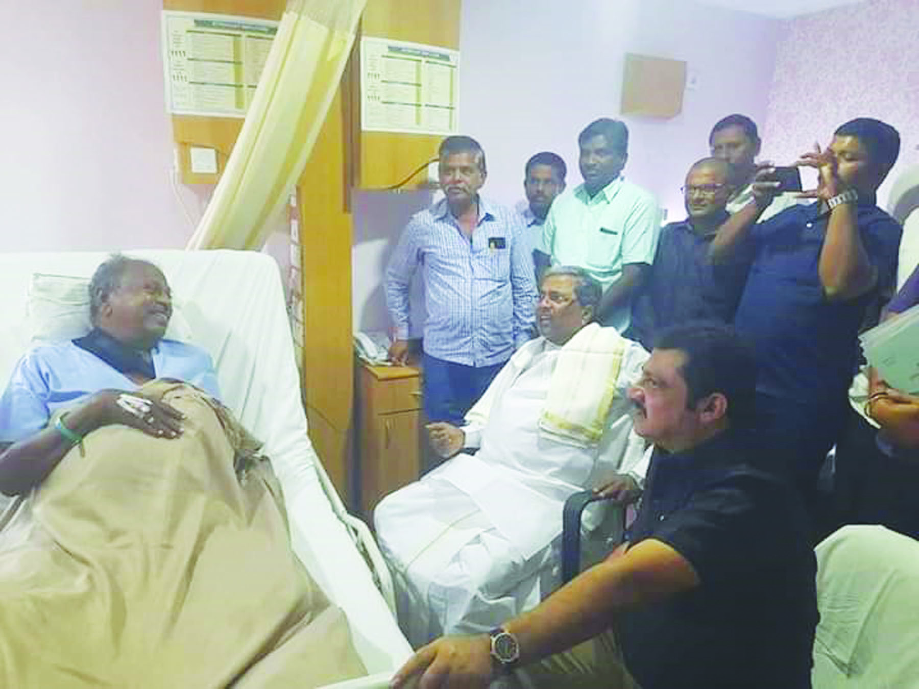 ಬಸವರಾಜ ಹಿಟ್ನಾಳರ ಆರೋಗ್ಯ ವಿಚಾರಿಸಿದ ಮಾಜಿ ಸಿಎಂ ಸಿದ್ದರಾಮಯ್ಯ