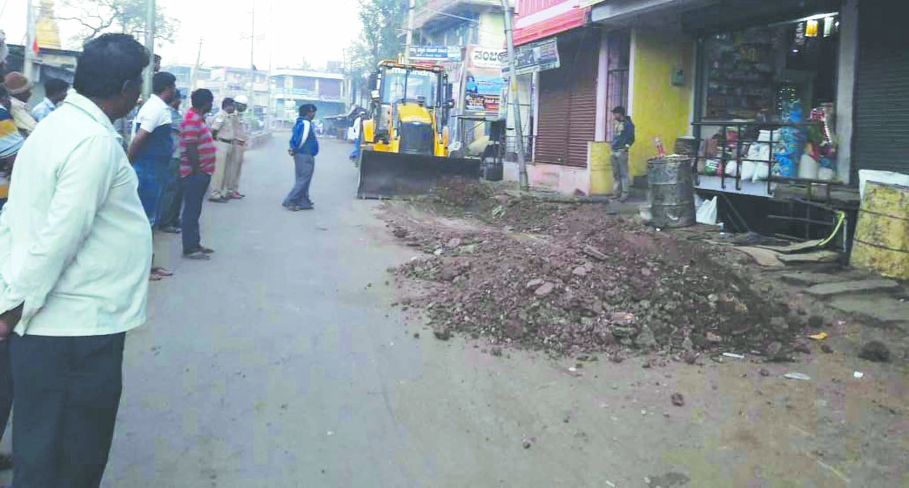 ರಸ್ತೆಗಳಲ್ಲಿರುವ  ಅಂಗಡಿ ಮುಂಗಟ್ಟು ತೆರವು