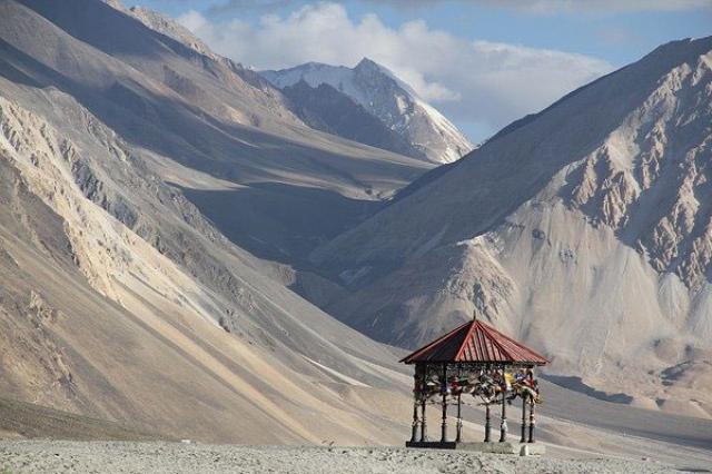 ರಾಜನಾಥ್  ಸಿಂಗ್   ಲೋಕಸಭೆಯ ಉಪನಾಯಕ, ಮೇಲ್ಮನೆಯಲ್ಲಿ    ಗೆಹ್ಲೋಟ್  ಆಡಳಿತ ಪಕ್ಷದ ನಾಯಕ 