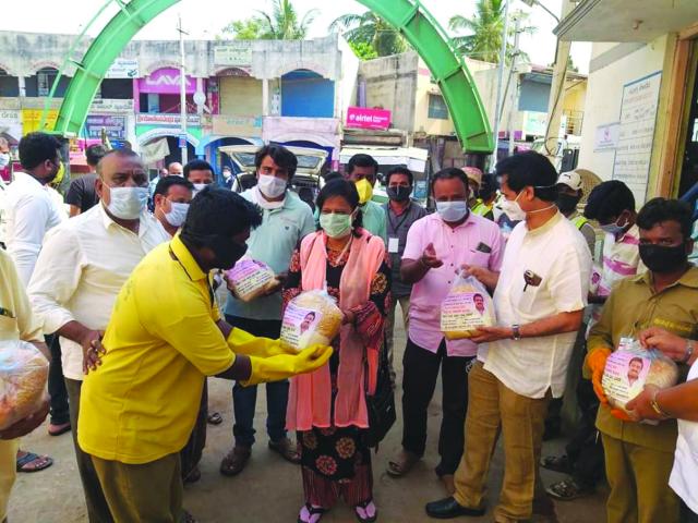 ಎಂಪಿಪಿ ಸಮಾಜ ಮುಖಿ ಟ್ರಸ್ಟ್ನಿಂದ ಆಹಾರ ಧಾನ್ಯ ವಿತರಣೆ