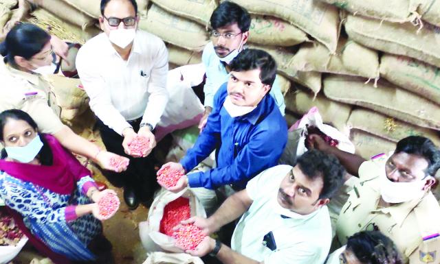 ವಿವಿಧ ಕೋಲ್ಡ್ ಸ್ಟೋರೇಜ್ಗಳ ಮೇಲೆ ಕೃಷಿ ಅಧಿಕಾರಿಗಳ ತಂಡ ದಿಢೀರ ದಾಳಿ