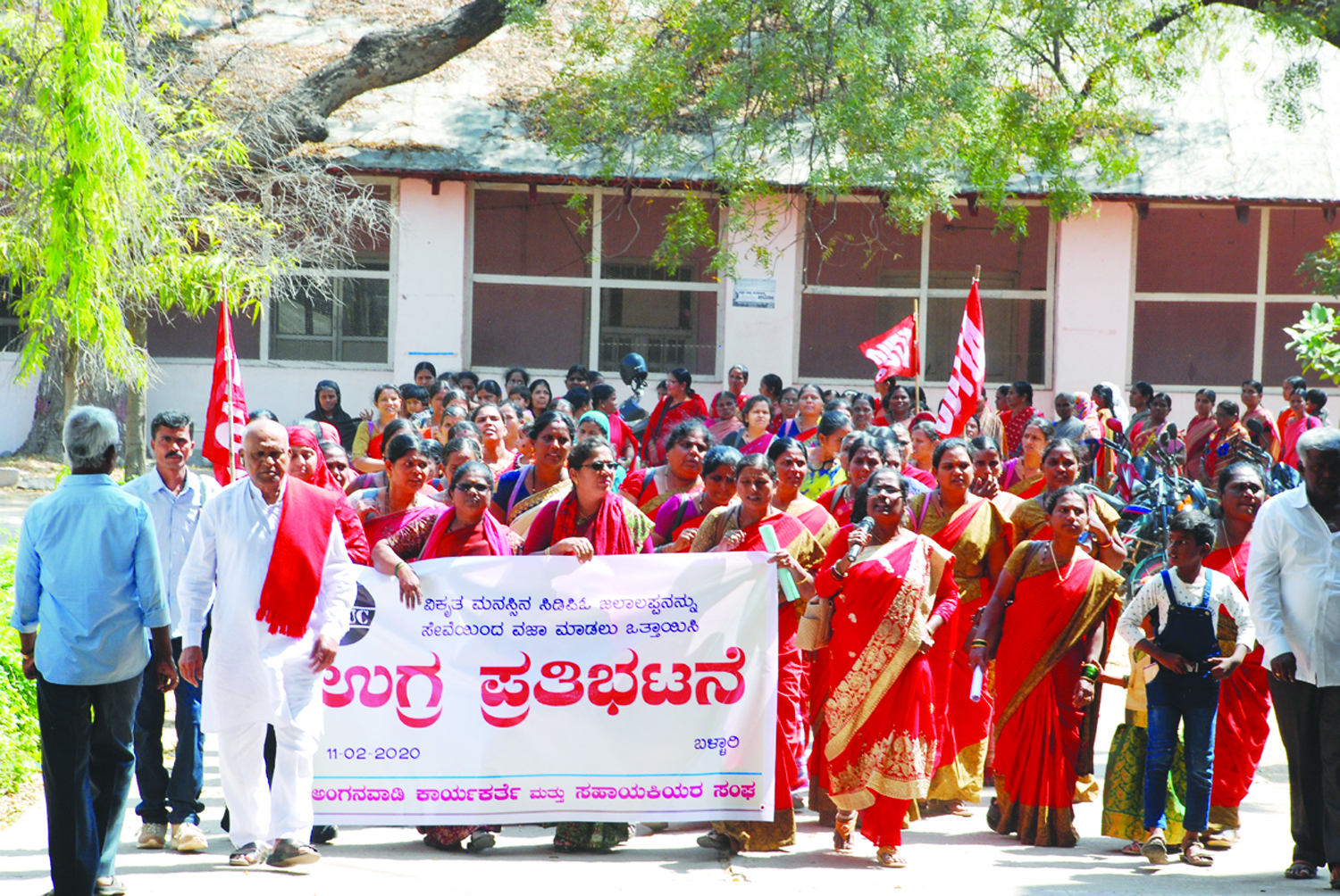 ಬಳ್ಳಾರಿ: ಸಿಡಿಪಿಓ ಜಲಾಲಪ್ಪರನ್ನು ವಜಾಗೊಳಿಸುವಂತೆ ಒತ್ತಾಯಿಸಿ ಅಂಗನವಾಡಿ ಕಾರ್ಯಕರ್ತೆಯರ ಪ್ರತಿಭಟನೆ