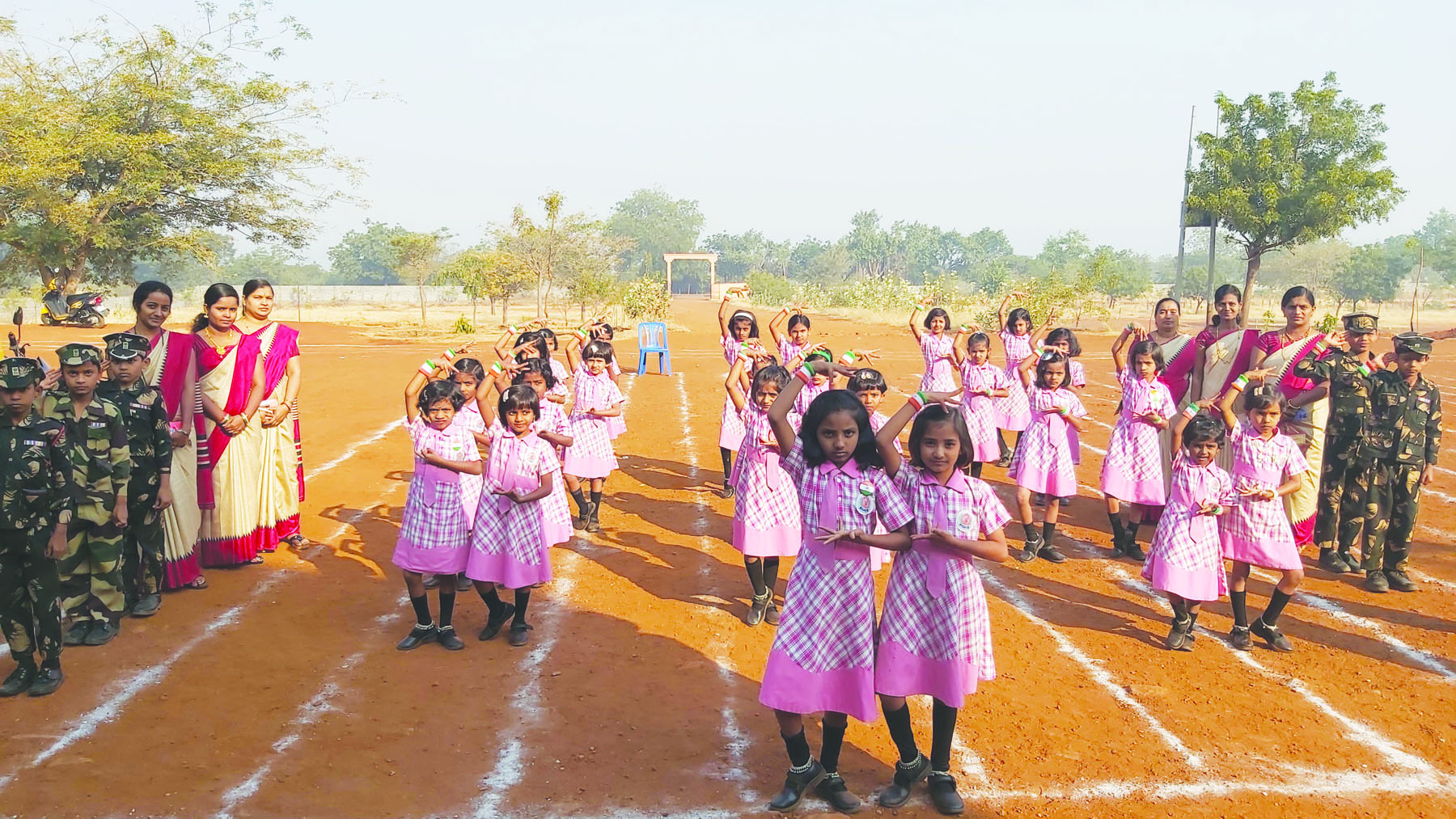 ದೇಶಭಕ್ತಿ ಗೀತೆಗೆ ಹೆಜ್ಜೆಹಾಕಿ ಗಮನ ಸೆಳೆದ ಚಿಣ್ಣರು.