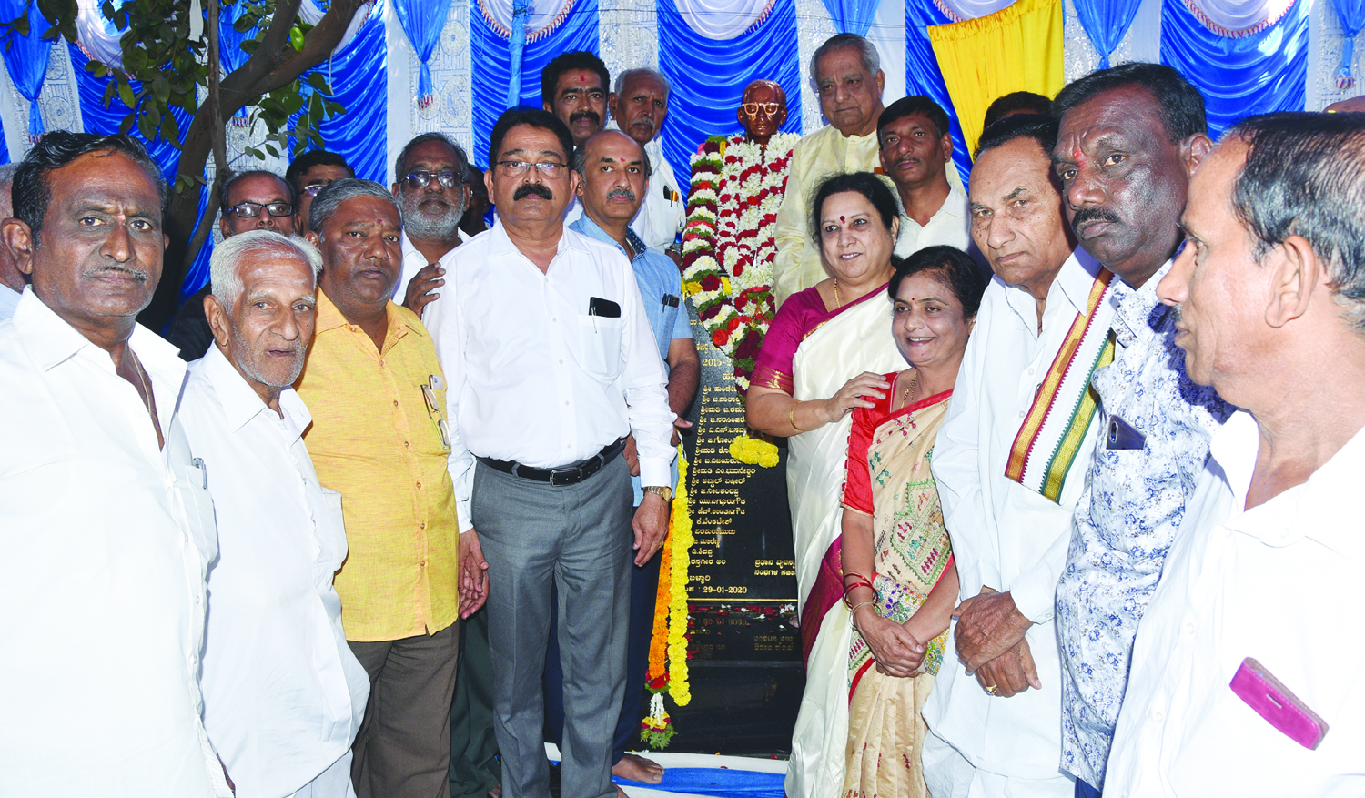 ಬಳ್ಳಾರಿ: ಜನತಾ ಬಜಾರ್ ಆವರಣದಲ್ಲಿ ಸಹಕಾರಿ ಧುರೀಣ ಲಿಂಗಾರೆಡ್ಡಿಯವರ ಪ್ರತಿಮೆ ಅನಾವರಣ