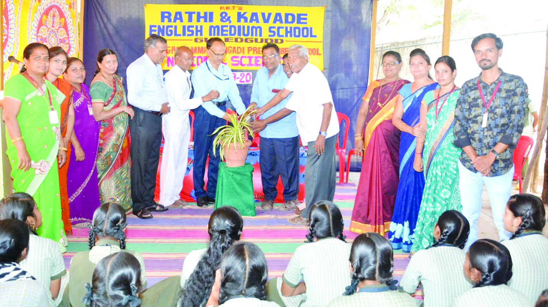 ವಿದ್ಯಾರ್ಥಿನಿಯರು ವಿಜ್ಞಾನಿಗಳಾಗಲು ಶ್ರಮವಹಿಸಿ