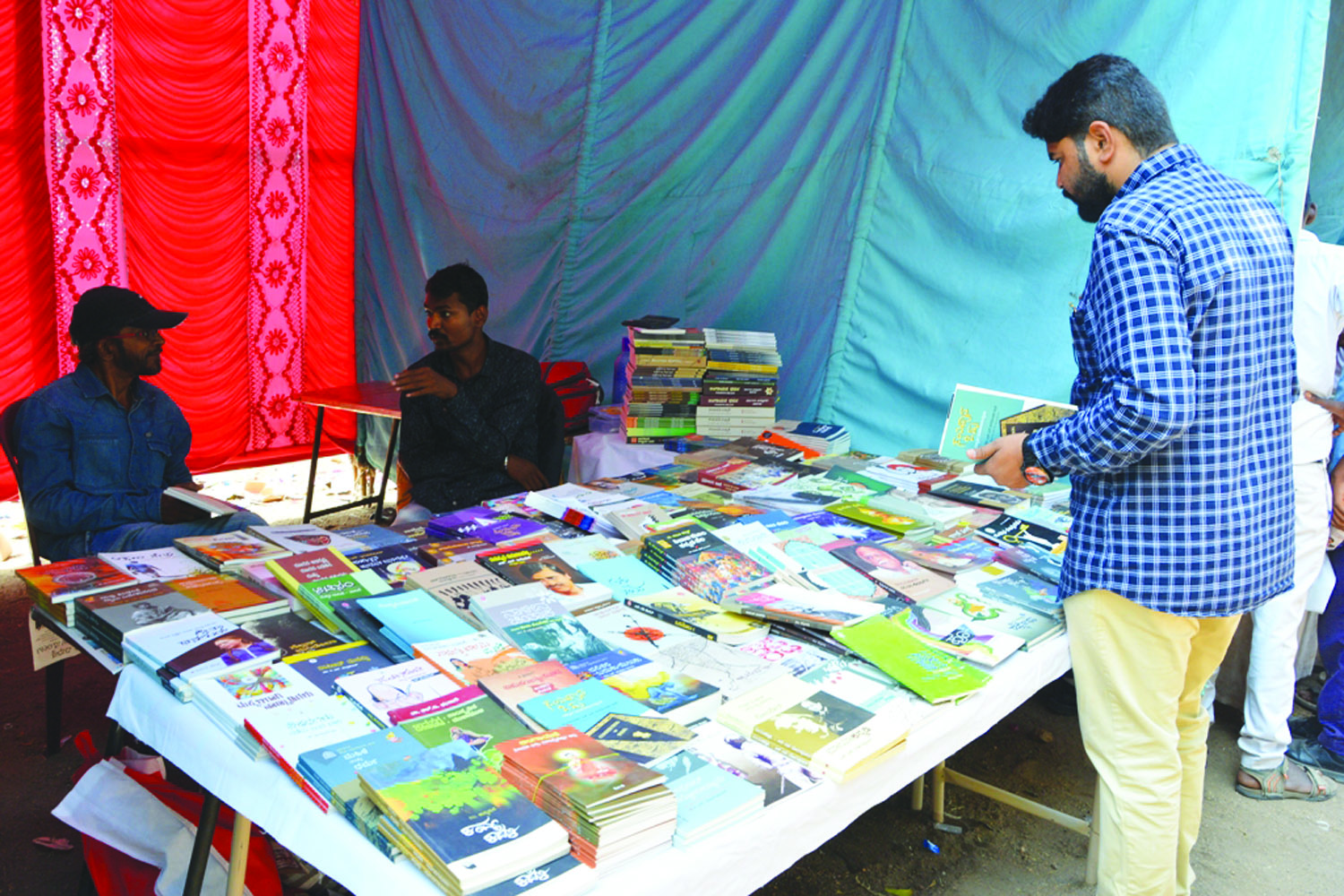 ಬಳ್ಳಾರಿ: ಜಿಲ್ಲಾ ಸಾಹಿತ್ಯ ಸಮ್ಮೇಳನದಲ್ಲಿ ಗಮನಸೆಳೆದ ಪುಸ್ತಕಮಳಿಗೆಗಳು