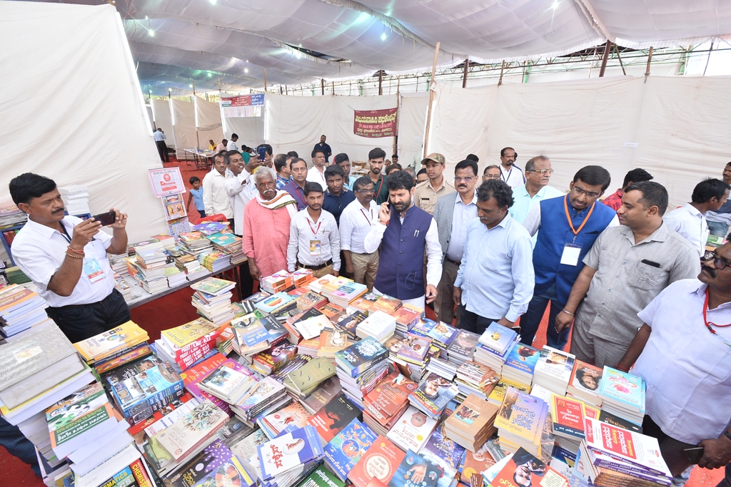 ಬಳ್ಳಾರಿ: ಗಮನ ಸೆಳೆದ ಪುಸ್ತಕ ಪ್ರದರ್ಶನ