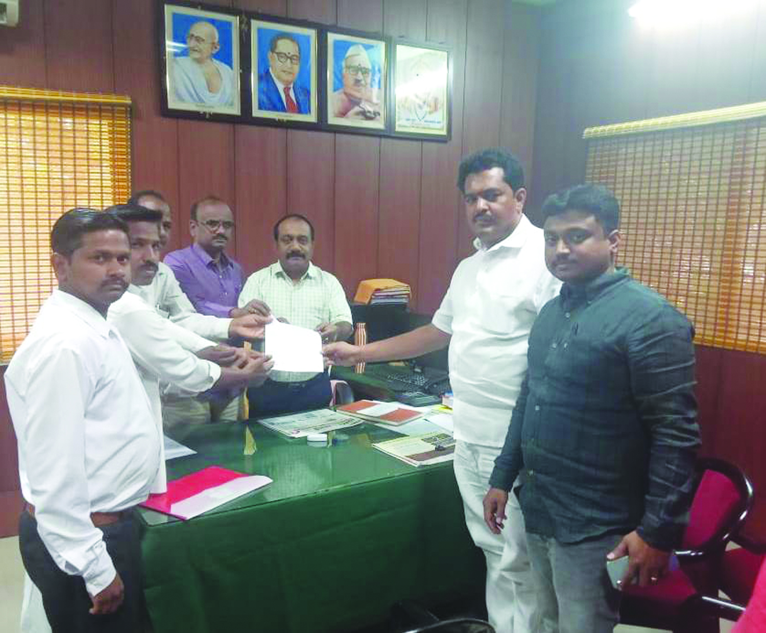 ಬಳ್ಳಾರಿ: ಬೆಳೆದ ಬೆಲೆಗೆ ನ್ಯಾಯಯುತ ಬೆಲೆ ನೀಡಿ