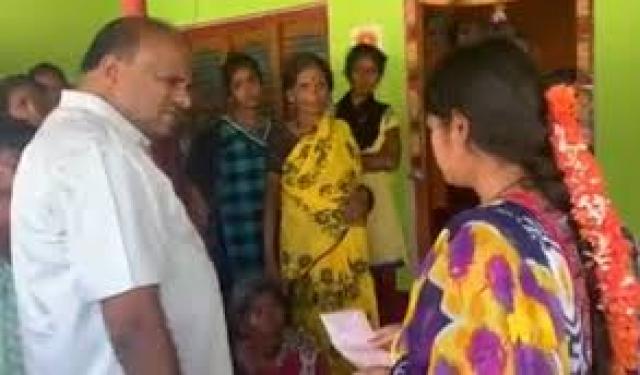 ಪರಿಹಾರ ಧನದ ಚೆಕ್ ವಿತರಣೆ