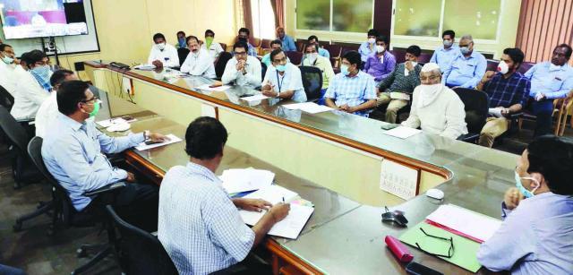 ಲಾಕ್ಡೌನ್ ಅವಧಿಯಲ್ಲಿ ಅಗತ್ಯ ವಸ್ತುಗಳ ಕಾರ್ಖಾನೆಗಳ  ಷರತ್ತುಬದ್ಧ ಆರಂಭಕ್ಕೆ ಸೂಚನೆ