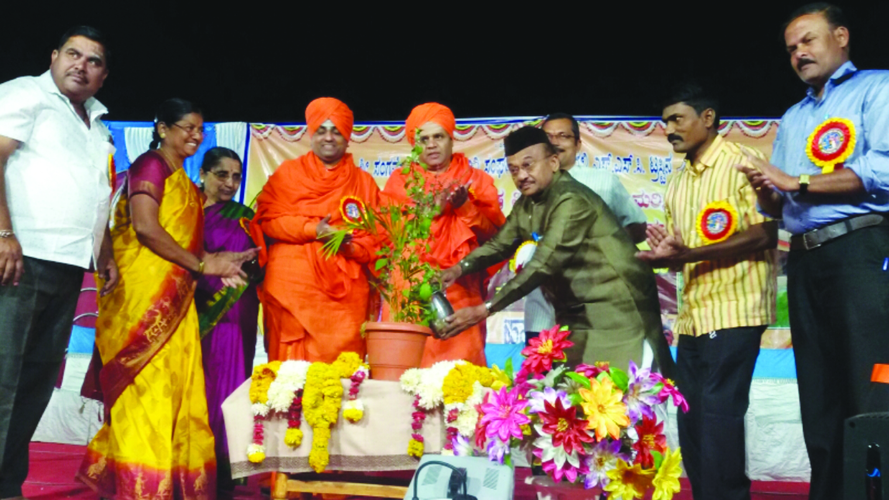 ಶಿಕ್ಷಣ ಕ್ಷೇತ್ರಕ್ಕೆ ಮಠಾದೀಶರ ಕೊಡುಗೆ ಅಪಾರ: ನಂಜಯ್ಯಮಠ