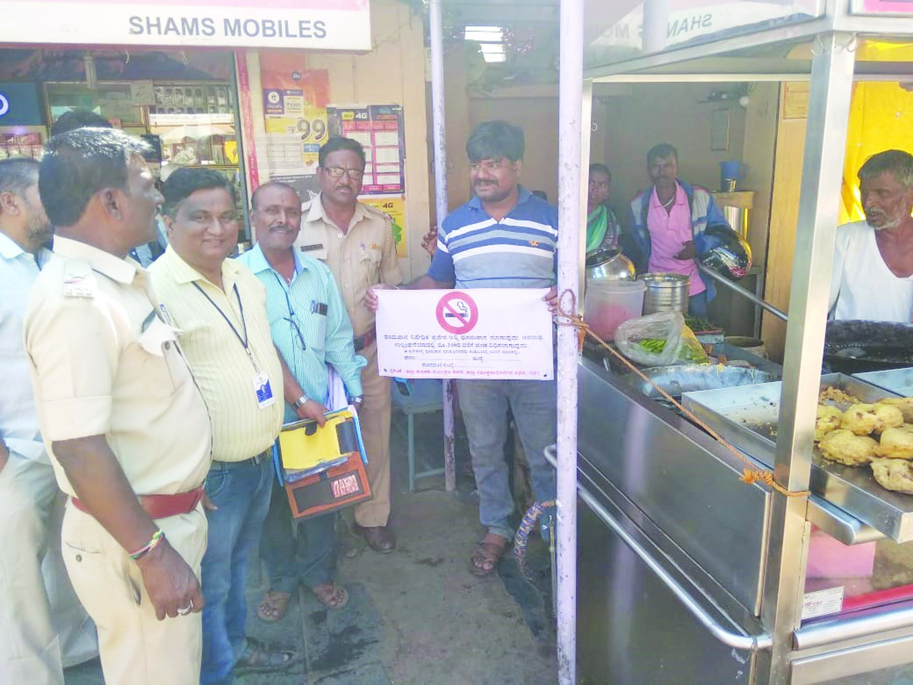 ನರಗುಂದ ಪಟ್ಟಣ: ತಂಬಾಕು ನಿಯಂತ್ರಣ ಕುರಿತು ಅಂಗಡಿ ಮುಗ್ಗಟ್ಟುಗಳ ಮೇಲೆ ದಾಳಿ  