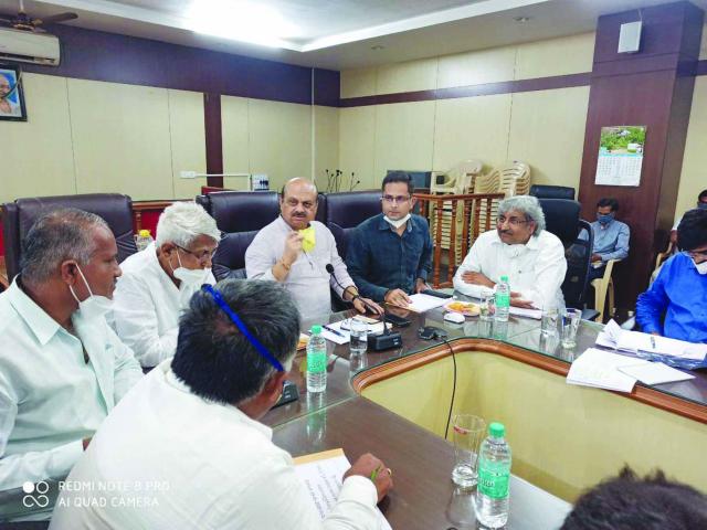 ಸಮನ್ವಯತೆಯಿಂದ ಕಾರ್ಯನಿರ್ವಹಸಿ ಶಾಸಕ ಬೊಮ್ಮಾಯಿ ವೈದ್ಯರಿಗೆ ತಾಕೀತು