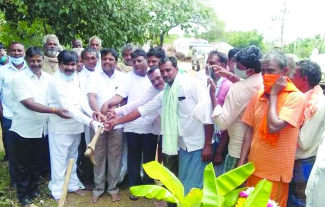 ನಾಡಿನ ಗೌರವ ಹೆಚ್ಚಿಸಿ ಹಲವು ಪದವಿ ಪಡೆದವರನ್ನು ಗೌರವಿಸಿ: ನಂಜಯ್ಯನಮಠ