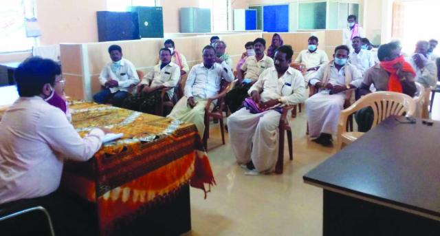 ಬೆಳೆಗಳನ್ನು ಸರ್ಕಾರ  ಖರೀದಿಸುವಂತೆ ರೈತರ ಒತ್ತಾಯ