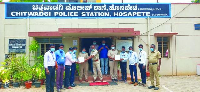 ಪೊಲೀಸ್ ಸಿಬ್ಬಂದಿಗೆ ಮಾಸ್ಕ್,ಸ್ಯಾನಿಟೈಜರ್ ವಿತರಣೆ