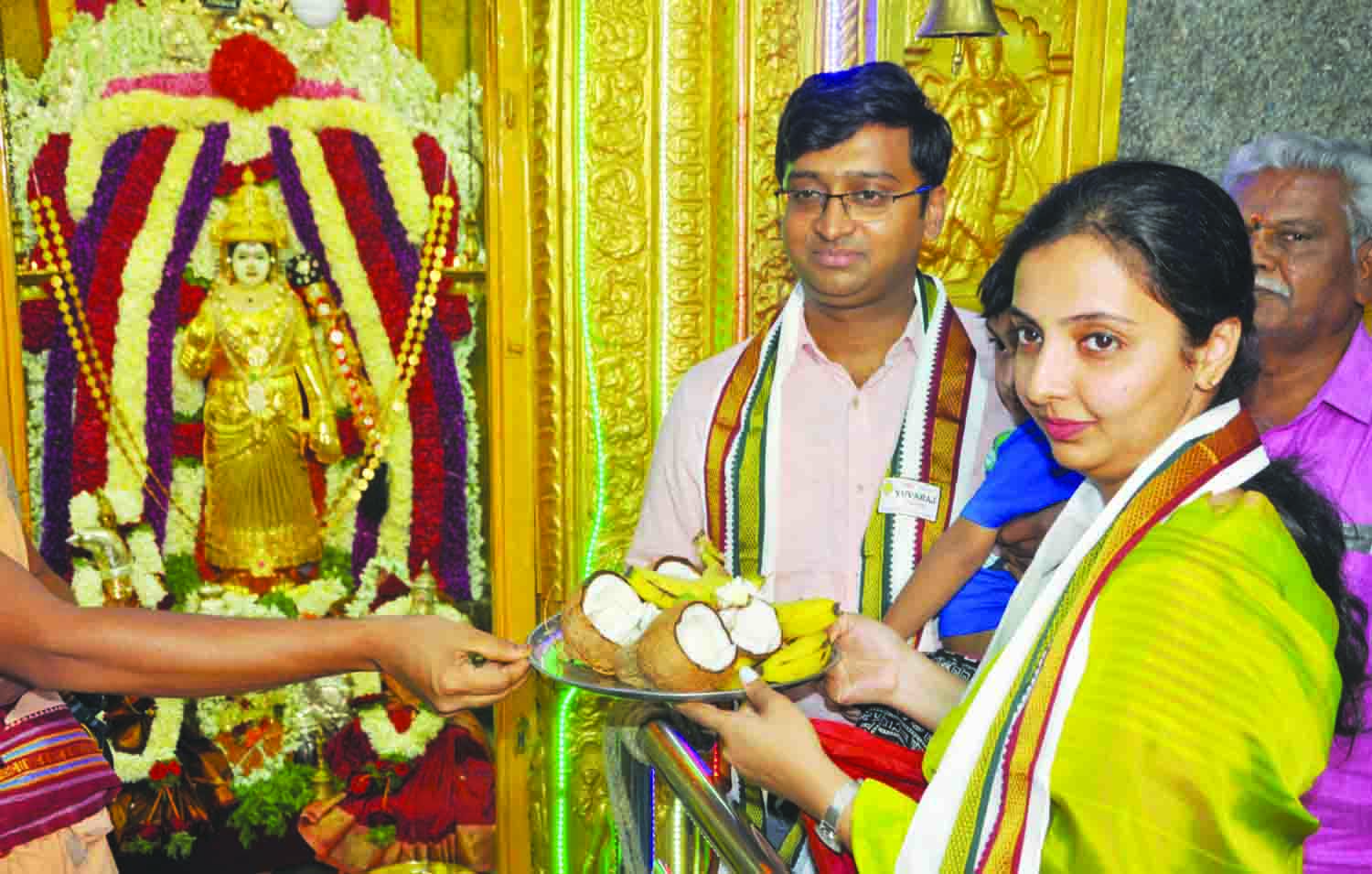 ಬಳ್ಳಾರಿ: ಕನ್ಯಕಪರಮೇಶ್ವರಿ ದೇವಿಗೆ 5ಕೆ.ಜಿ ಬಂಗಾರದ ಸೀರೆ ಅರ್ಪಣೆ