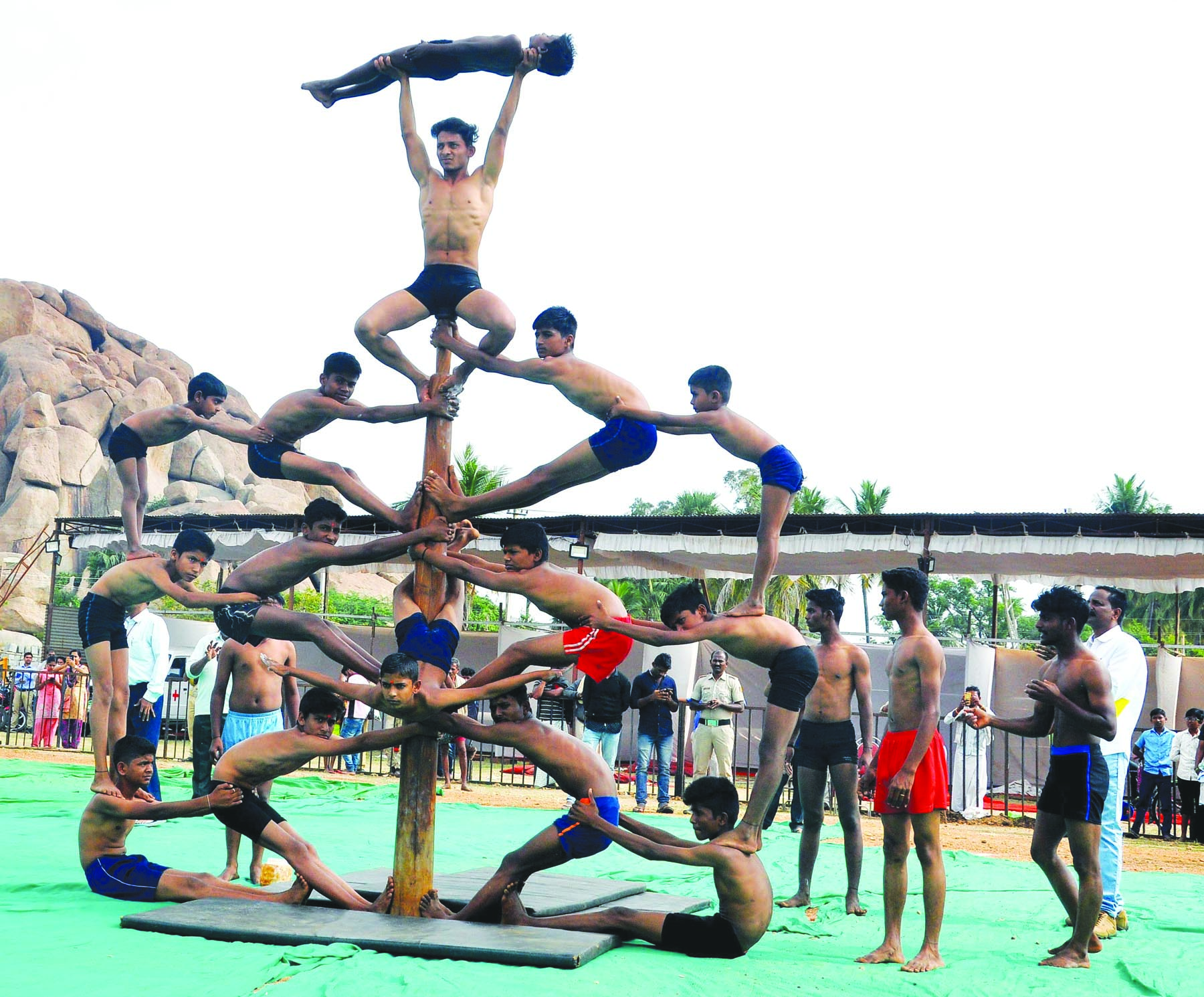 ಆಕರ್ಷಕ ಸ್ಥಿರ, ಹಗ್ಗದ ಮಲ್ಲಕಂಬ ಪ್ರದರ್ಶನ