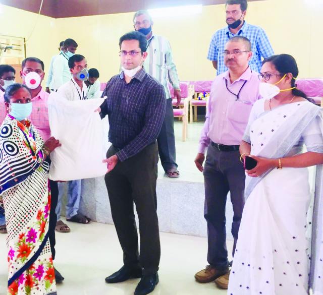 ಕಟ್ಟಡ ಕಾರ್ಮಿಕರಿಗೆ ಆಹಾರ ಧಾನ್ಯ ಕಿಟ್ ವಿತರಿಸಿದ ಜಿಲ್ಲಾಧಿಕಾರಿ