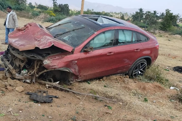 ಬಳ್ಳಾರಿ: ತೀವ್ರ ಕುತೂಹಲ ಕೆರಳಿಸಿದ ಕಾರು ಅಪಘಾತ
