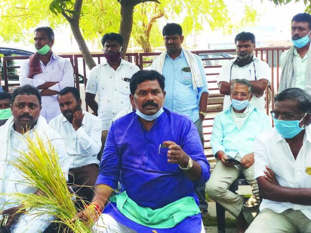 ಚಪ್ಪಾಳೆ ಜಾಗಟೆ ದೀಪ ಬಿಡಿ ರೈತರಿಗೆ ತಕ್ಷಣ ಪರಿಹಾರ ಒದಗಿಸಿ