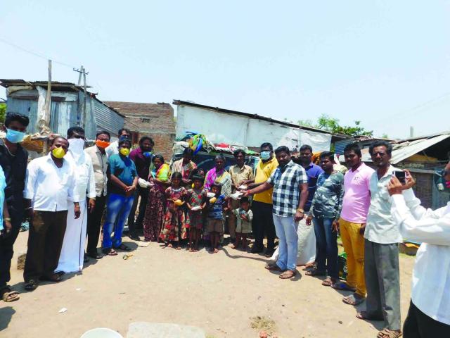 ಬಿಜೆಪಿ ಸದಸ್ಯರಿಂದ ಬಡವರಿಗೆ ಆಹಾರ ವಿತರಣೆ