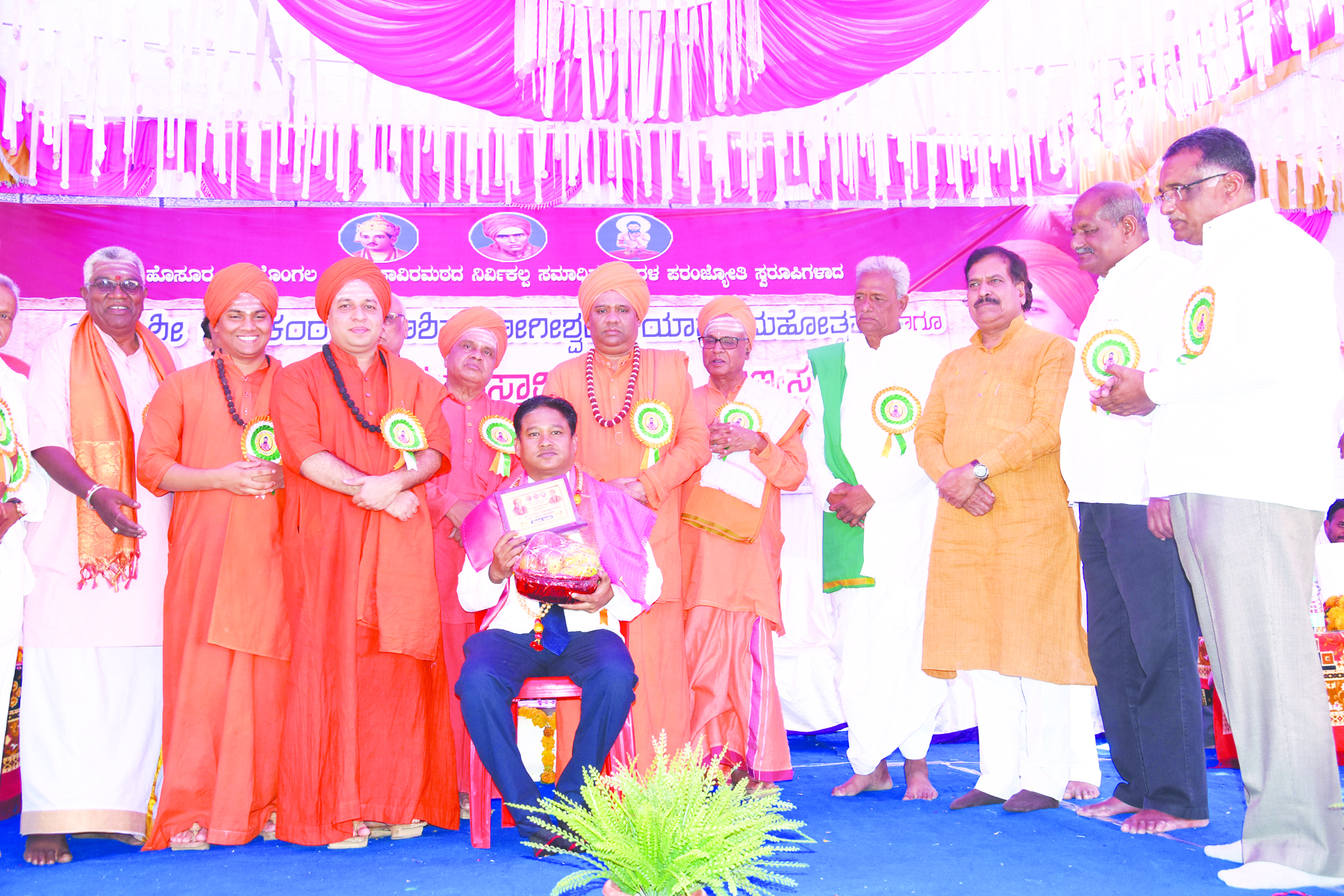 ಸಮಾಜ ಸೇವೆ ಮಾಡುವವರಿಗೆ ನೆಮ್ಮದಿ ಜೀವನ ಸಿಗಬಲ್ಲದು: ಗಂಗಾಧರ ಸ್ವಾಮೀಜಿ