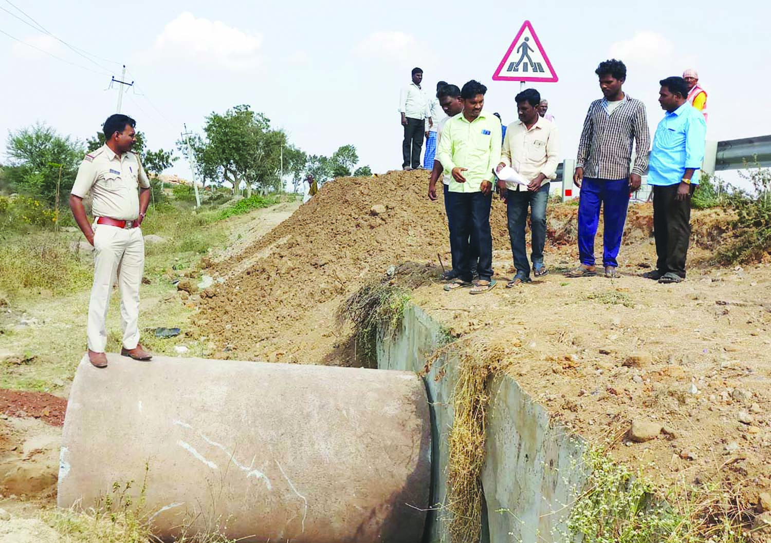 ಹೊಸಪೇಟೆ:  ರಸ್ತೆ ನಿರ್ಮಾಣಕ್ಕೆ ಒತ್ತಾಯಿಸಿ ಗ್ರಾಮಸ್ಥರ ಪ್ರತಿಭಟನೆ