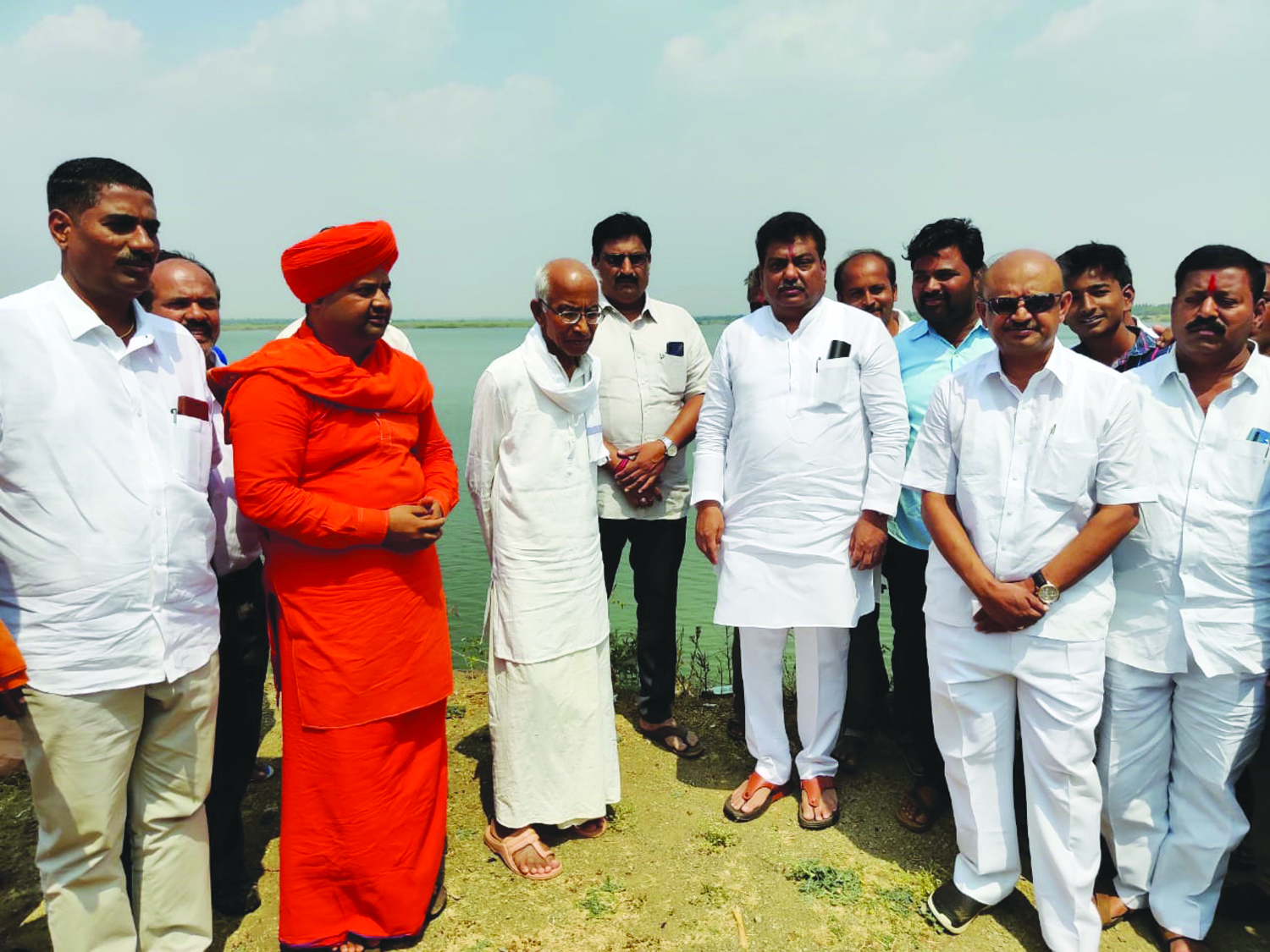 ವಿಜಯಪುರ: ಮಮದಾಪುರ ಕೆರೆಗೆ ಸಿದ್ಧೇಶ್ವರ ಶ್ರೀಗಳ ಭೇಟಿ