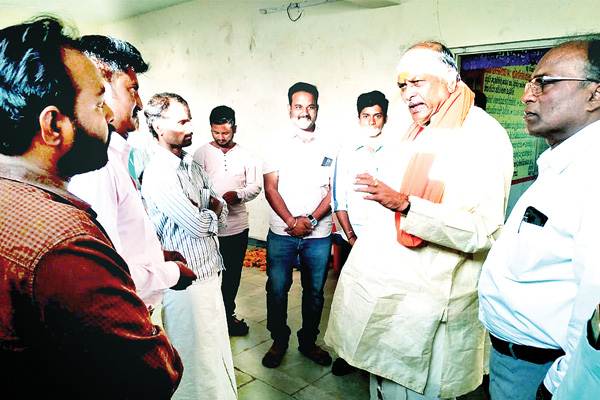 ಹೂವಿನಹಡಗಲಿ: ರೈತ ಸಂಪರ್ಕ ಕೇಂದ್ರಕ್ಕೆ ಸಂಸದ ದೇವೇಂದ್ರಪ್ಪ ದಿಢೀರ್ ಭೇಟಿ