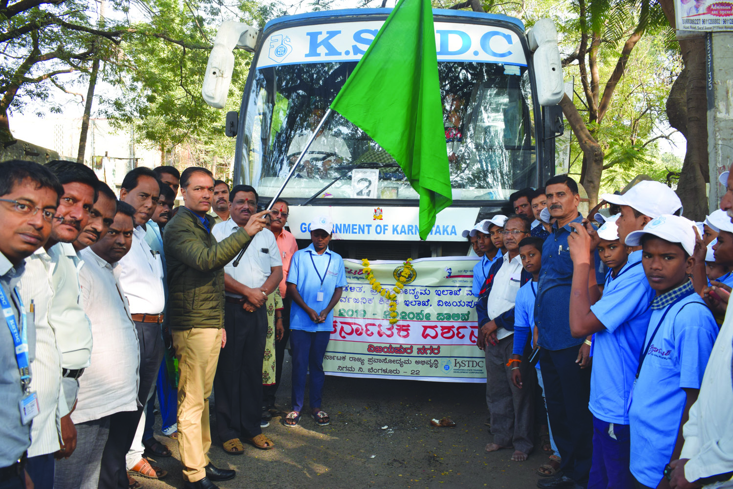 ವಿಜಯಪುರ: ವಿದ್ಯಾರ್ಥಿಗಳಿಗೆ 'ಕರ್ನಾಟಕ ದರ್ಶನ' ಪ್ರವಾಸಕ್ಕೆ ಚಾಲನೆ