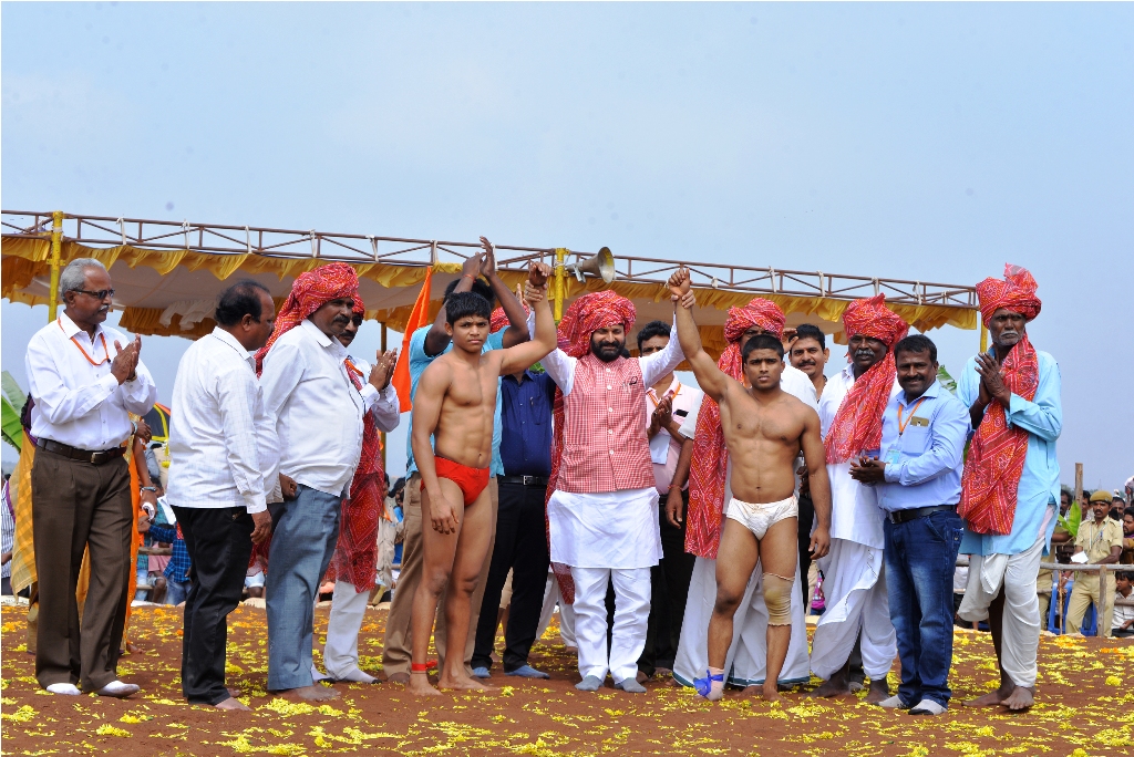 ಬಳ್ಳಾರಿ: ಕುಸ್ತಿಗೆ ಆಧುನಿಕ ಸ್ಪರ್ಶ ನೀಡಿದರೆ ಜನಮನ ಗೆಲ್ಲಲು ಸಾಧ್ಯ