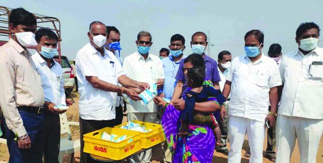ಜಿಲ್ಲೆಯ ಬಡವರಿಗೆ ಉಚಿತ ಹಾಲು ವಿತರಣೆಗೆ ಶಾಸಕರಿಂದ ಚಾಲನೆ
