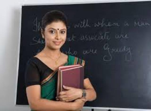 ಬಡ ವಿದ್ಯಾರ್ಥಿ ಗೆ ನೆರವಾದ ಉಪನ್ಯಾಸಕ