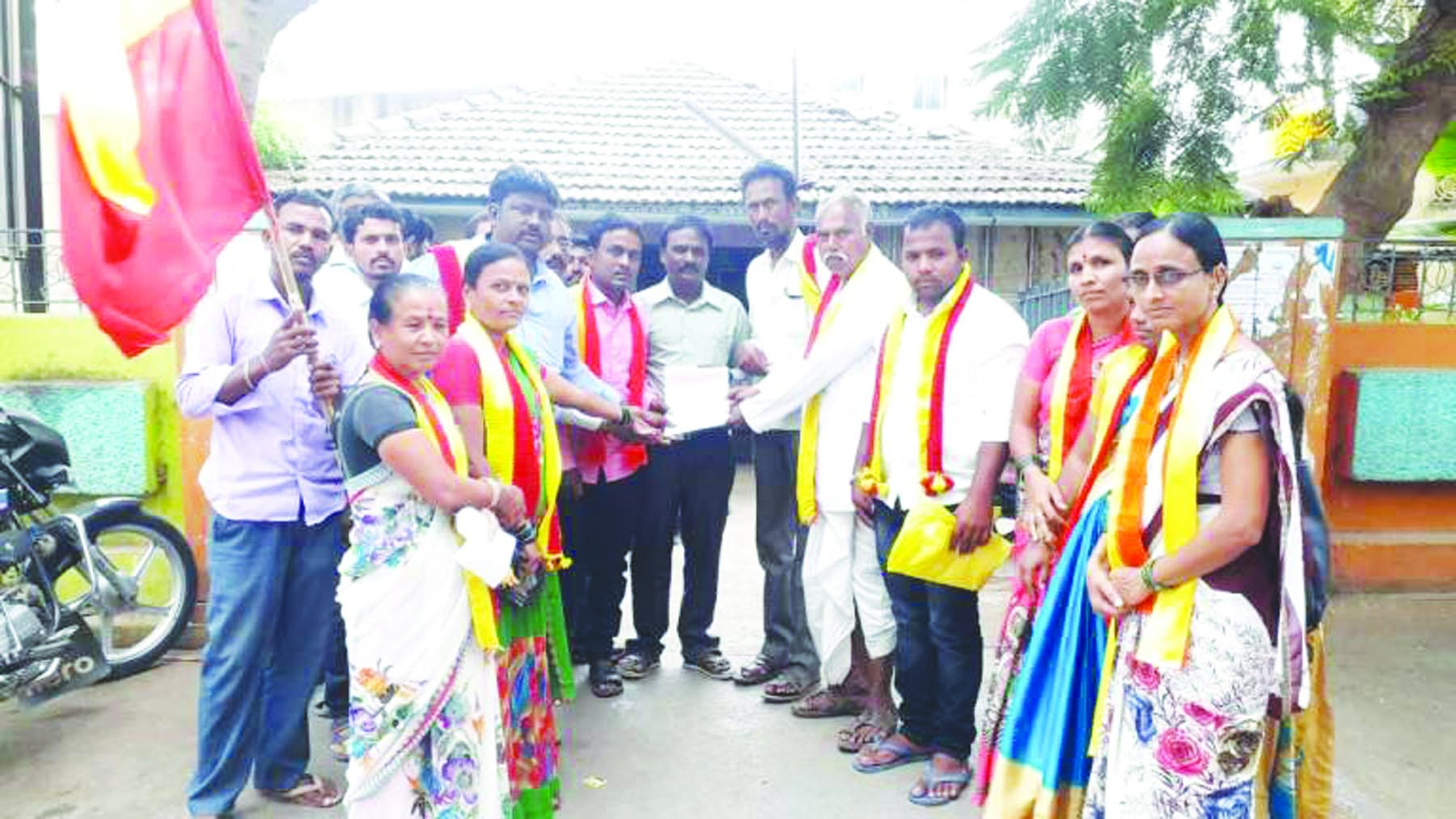 ಹೈಮಾಸ್ಕ ದೀಪಗಳ ಅಸಮರ್ಪಕ ನಿರ್ವಹಣೆ ಖಂಡಿಸಿ ಕರವೇ ಪ್ರತಿಭಟನೆ