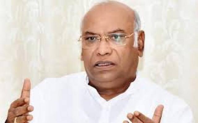  ಪಂಚಾಯತಿಗಳಿಗೆ ಆಡಳಿತ ಸಮಿತಿ, ಸಂವಿಧಾನ ಆಶಯಕ್ಕೆ ಕೊಡಲಿಪೆಟ್ಟು:  ಮಲ್ಲಿಕಾರ್ಜುನ ಖರ್ಗೆ