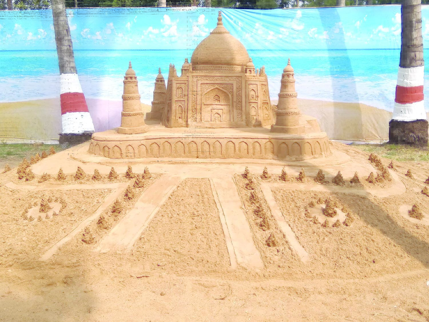 ಬಳ್ಳಾರಿ: ಮರಳಿನಲ್ಲಿ ಅರಳಿದ ಹಂಪಿ ವೈಭವದ ಸ್ಮಾರಕಗಳು