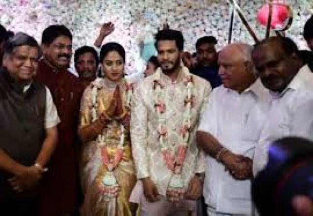 ಕೊಪ್ಪಳ: ಮದುವೆ ಮಂಟಪದಲ್ಲೂ ಮತದಾನ ಜಾಗೃತಿ