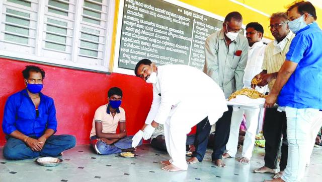 ವಲಸೆ ಕಾರ್ಮಿಕರಿಗೆ ಹೋಳಿಗೆ ಊಟ ಉಣ ಬಡಿಸಿದ ನಡಹಳ್ಳಿ