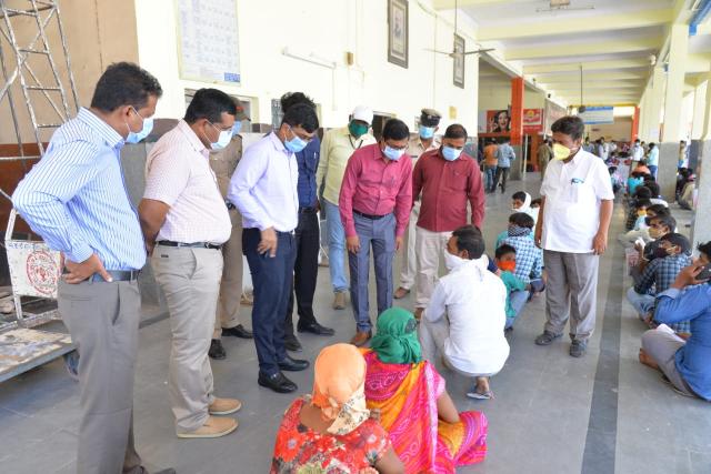 ಬಳ್ಳಾರಿ,ತೋರಣಗಲ್ಲುನಲ್ಲಿ ವಲಸಿಗರಿಗೆ ವೈದ್ಯಕೀಯ ತಪಾಸಣೆ