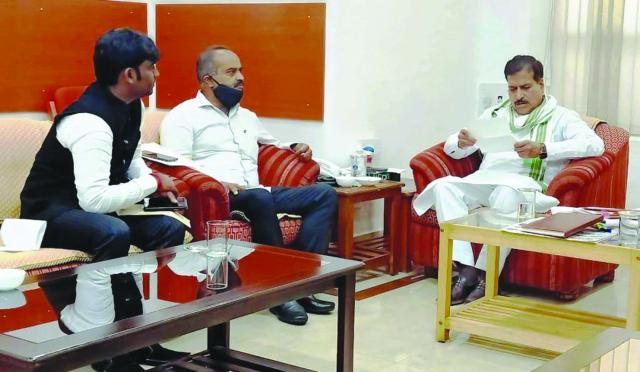 ಅರಣ್ಯ ಸಚಿವರಿಂದ 14 ಸಂಚಾರಿ ತರಕಾರಿ ವಾಹನಗಳಿಗೆ ಚಾಲನೆ