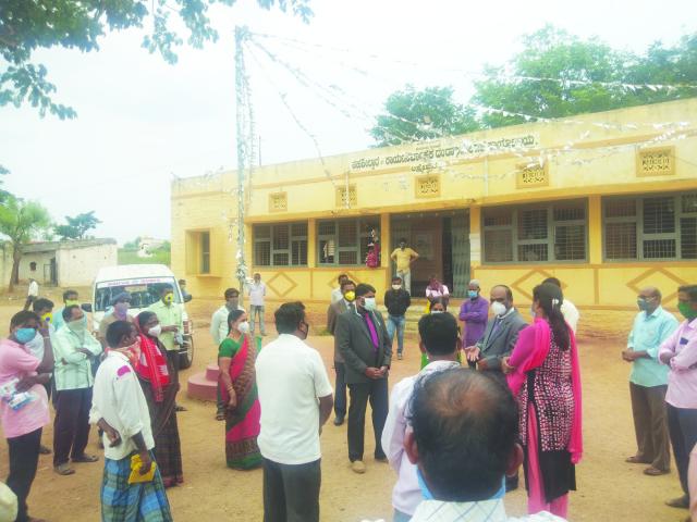 ಕಾಮರ್ಿಕ ಅಧಿಕಾರಿಗಳು ತಾಯಿಯಂತೆ ಕೆಲಸ ಮಾಡಿ: ನ್ಯಾ. ಒಡೆಯರ 