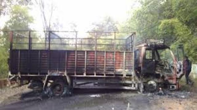  ಮಹಾರಾಷ್ಟ್ರದಲ್ಲಿ ನಕ್ಸಲರಿಂದ  ಟ್ರಕ್ ಗಳಿಗೆ ಬೆಂಕಿ