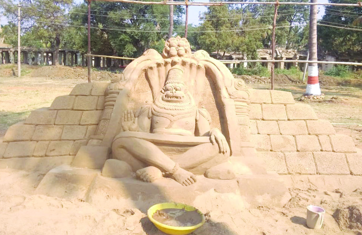 ಬಳ್ಳಾರಿ: ಮರಳಲ್ಲಿ ಮೂಡುತಿದೆ ಉಗ್ರ ನರಸಿಂಹ 